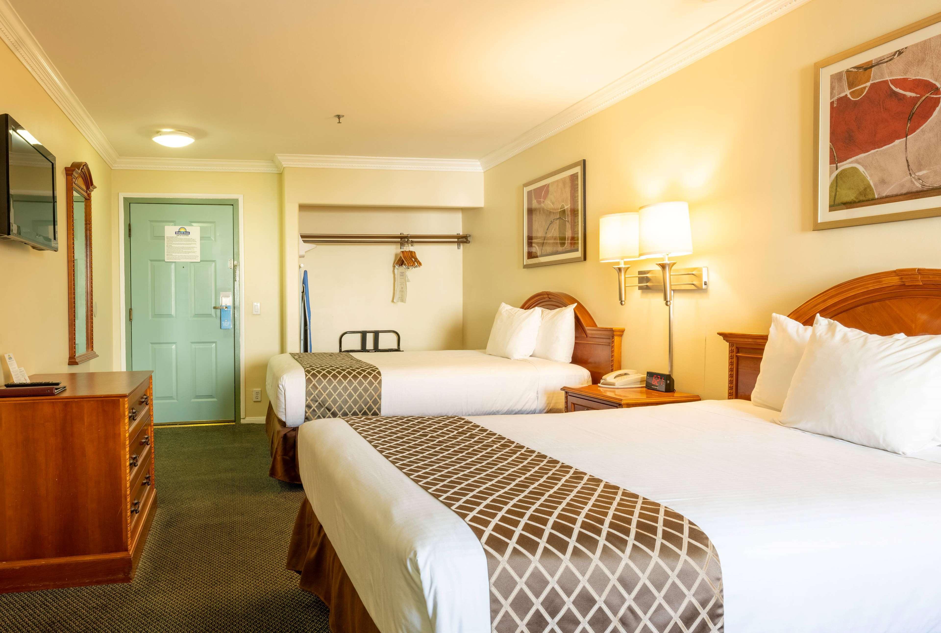 Days Inn By Wyndham Santa Monica Exterior photo